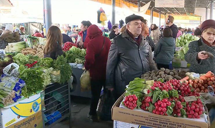 На центральном рынке столицы самая дешёвая молдавская зелень стоит 2 лея. 