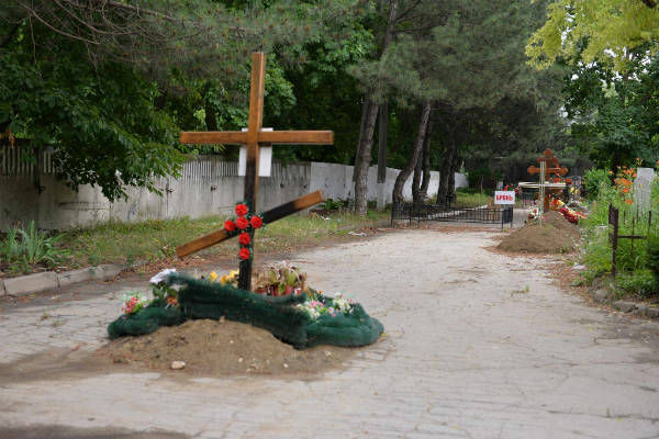 На кишиневском кладбище людей хоронят на дороге.
