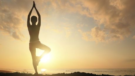 Conform unui studiu recent, yoga nu ajută doar corpul, ci şi mintea. Foto: yogaloftnaples.com