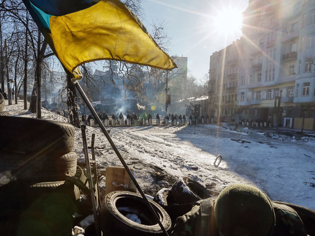 Двое преступников сделали несколько выстрелов в спину судьи. На месте изъяты остатки патронов к гладкоствольному оружию.