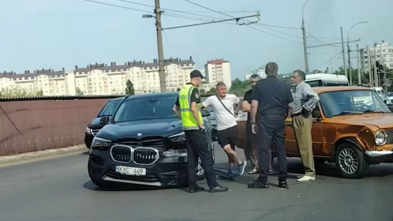 Duel între un BMW și un VAZ: Mașinile s-au lovit la o intersecție de la Botanica.