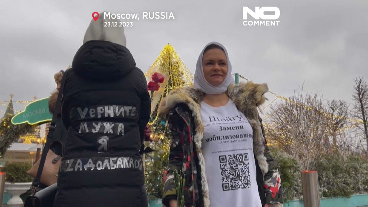 Жены мобилизованных у стен Кремля: Мы хотим, чтобы они вернулись.