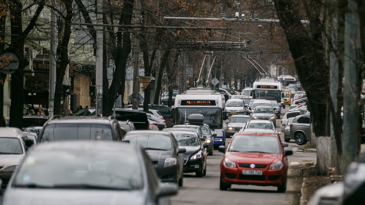 На ряде улиц Кишинева затруднено движение транспорта.