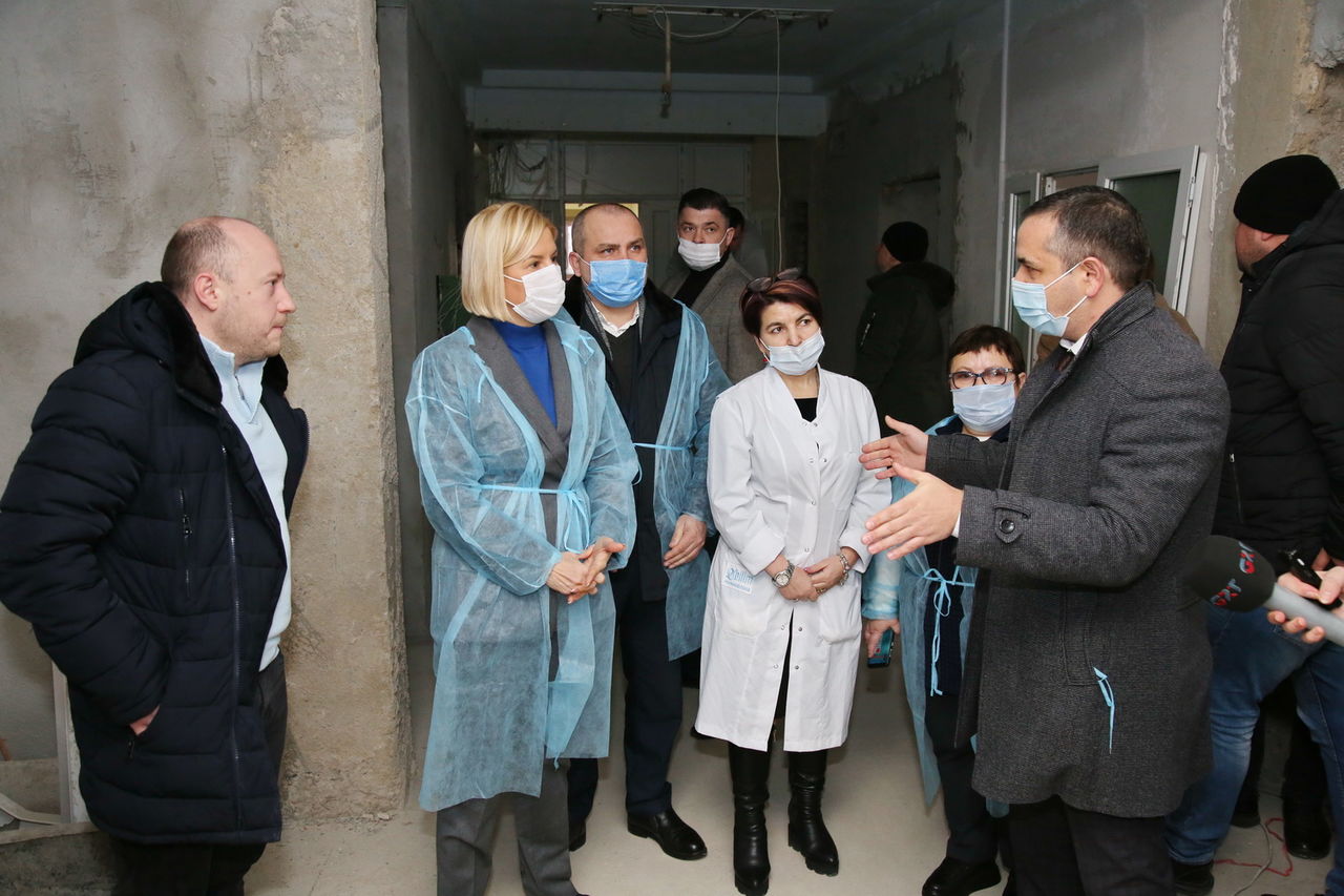 Ирина Влах проинспектировала реконструкцию больницы в Вулканештах.