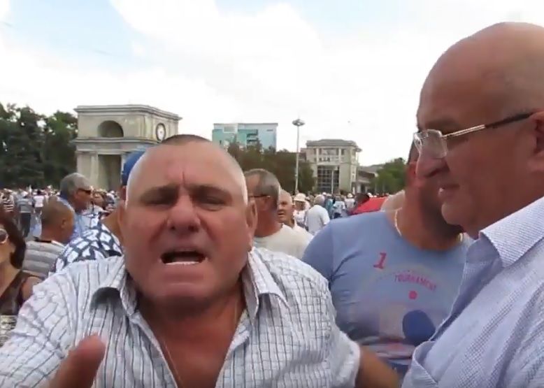 Протестующий потребовал от русскоязычных не говорить “по-свински".