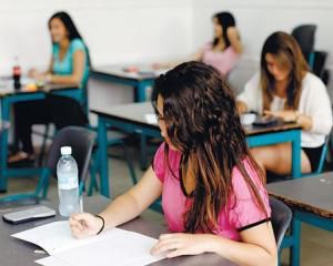 Peste 7.000 de tineri vor participa la sesiunea suplimentară de bacalaureat, care începe astăzi. Foto: portalinvatamant.ro