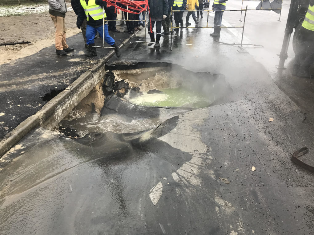 Încă o țeavă avariată lasă fără căldură locuitori din . Foto: Realitatea.md