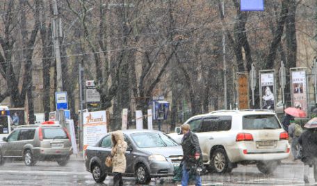 Meteorologii anunţă pentru astăzi şi mâine cer noros. Vor cădea ploi slabe, noaptea pe arii extinse. Izolat se va forma ceaţă şi polei slab.