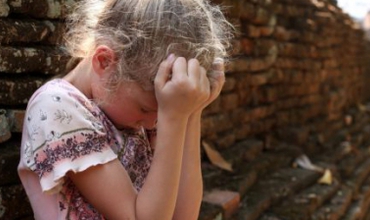 Duminică seara, o fetiță de 11 ani a fost atacată de la spate de agresor care a târât-o într-un lan de porumb unde a a jefuit-o și violat-o.