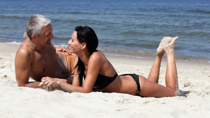  In principiu, aproape jumatate din femei sustine ca varsta nu conteaza intr-o relatie atata timp cand exista comunicare, intelegere, iubire si dorinta sexuala. 