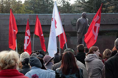 Партия коммунистов отметила 95-ю годовщину Великой Октябрьской социалистической революции под знаменами с серпом и молотом.