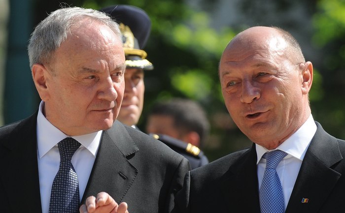 Cei doi șefi de stat au vorbit și despre necesitatea ca la Chișinău să fie instalat un Guvern, pentru ca procesul de modernizare a Republicii Moldova să continue. 