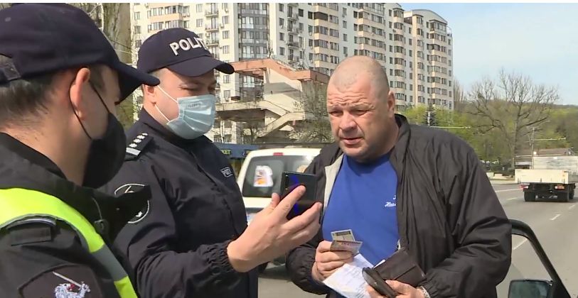 Полиция пытается "приструнить" водителей, не пропускающих пешеходов.