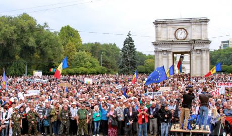 "Люди должны прийти на площадь Великого Национального Собрания для того, чтобы вернуть страну".