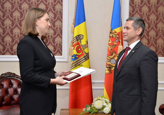 Минобороны наградило медалью главу офиса связи НАТО в Молдове.