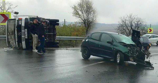 В Оргеевском районе микроавтобус перевернулся в результате ДТП.