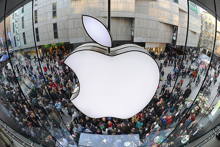 Глава компании Apple Тим Кук заявил, что в 2014 году покупатели смогут насладиться появлением принципиально новых продуктов. Фото: gazeta.ru