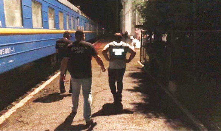 Вследствие предпринятых действий были пойманы с поличным три человека, причастные к контрабанде.