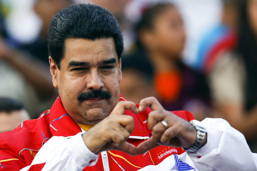 Maduro fredonează Despacito în fața unei mulțimi de suporteri. Foto: RT.com