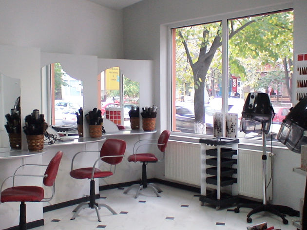 Prețuri mai mari decât cele afișate la un salon de frumusețe din capitală. Foto simbol: pupaza-din-tei.ro