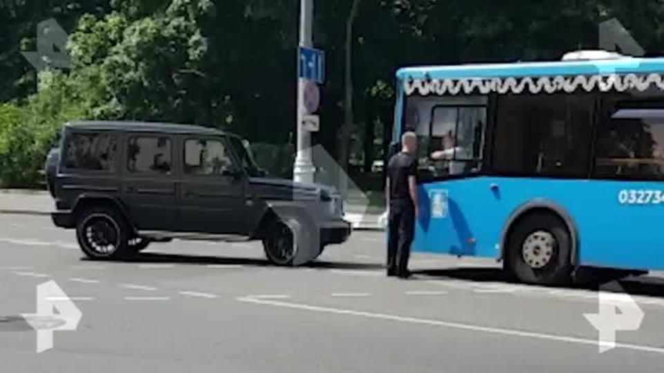 Водитель Mercedes расстрелял автобус после конфликта на дороге.