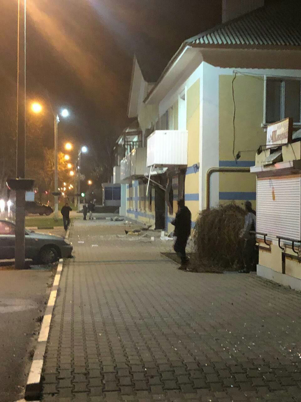 В Белгороде снаряд попал в аптеку и ларёк: 2 человека погибли.