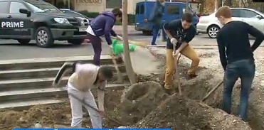 Группа молодежи посвятила субботу уборке сквера у театра им. Чехова.