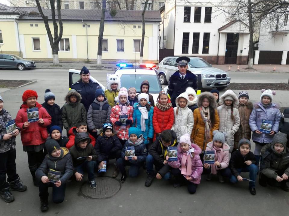 Столичные полицейские знакомят детей с основными правилами поведения на улице. Фото: politiacapitalei.md.