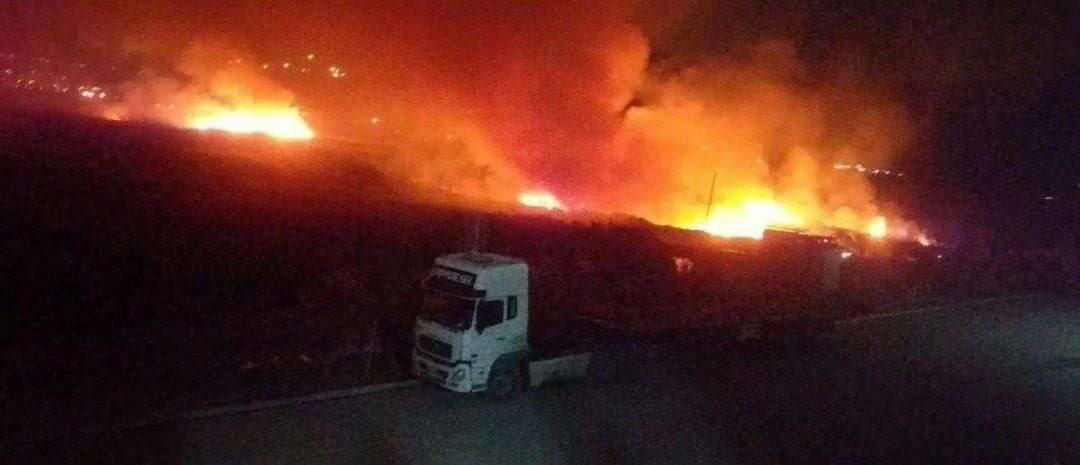 На границе Сирии с Ираном неопознанные дроны атаковали колонну грузовиков.