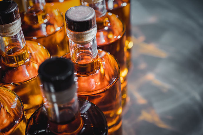 O femeie din Fălești, prinsă în flagrant în timp ce vindea alcool contrafăcut la domiciliu.