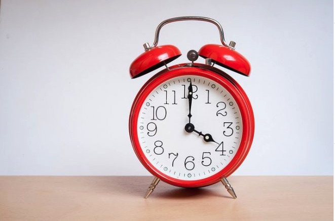 Tot mai mulți oameni se trezesc la ora 04:00. Explicația medicilor