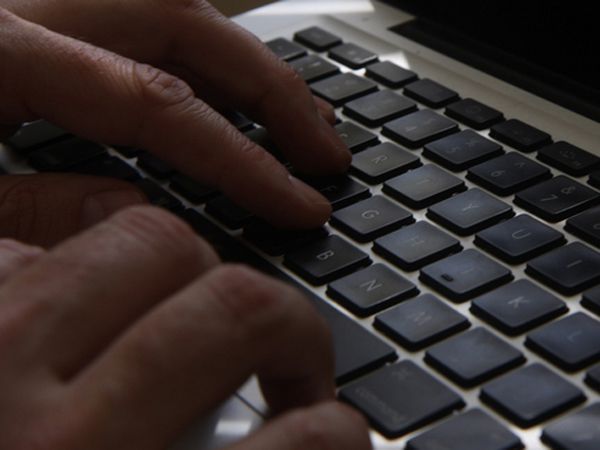 Un tânăr de 29 de ani, student în domeniul IT, la una din instituţiile superioare de învăţământ, este documentat de poliţişti, fiind suspectat de pornografie infantilă prin sisteme informatice.
