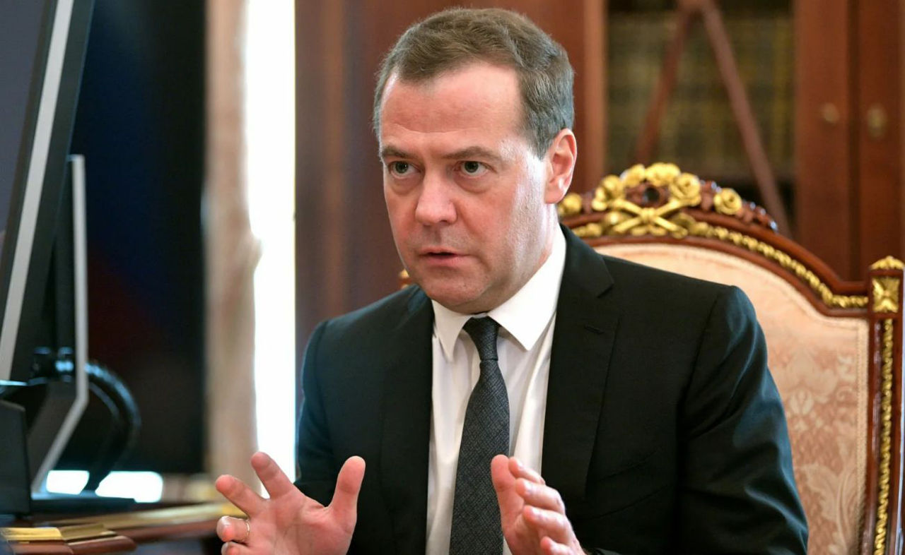 Медведев осудил тех, кто сомневается в праве страны на защиту интересов.