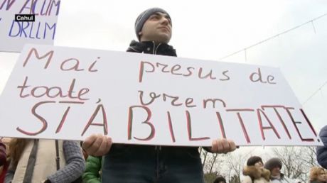 По мнению митингующих, назначение премьера необходимо, чтобы закончился хаос в стране.