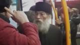 Un preot beat, filmat în timp ce înjură într-un troleibuz