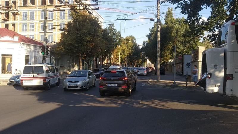 В центре Кишинева скорая помощь столкнулась с автобусом.