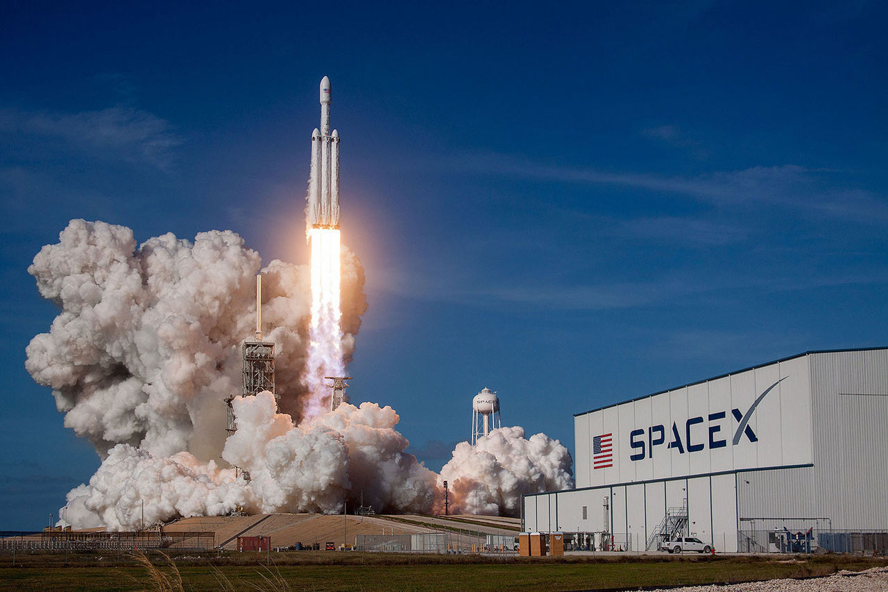 Основатель SpaceX Илон Маск объяснил причину падения основного разгонного блока ракеты Falcon Heavy.