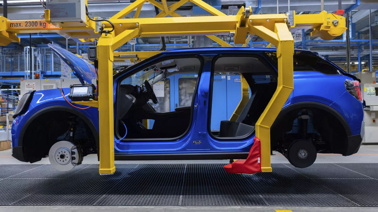 Criză în producția de automobile electrice: China oprește exporturile de materiale esențiale.