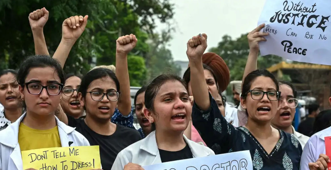 Medicii continuă greva în India după violul și moartea unei doctorițe.