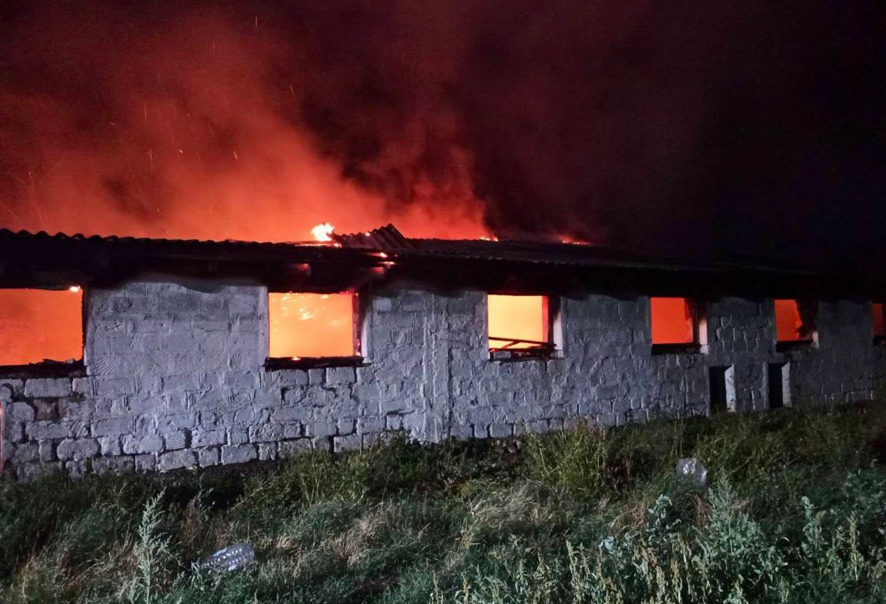 Incendiu puternic într-o gospodărie din Râșcani: 300 de animale, salvate de pompieri.