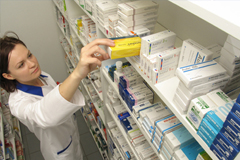 În opinia farmacistei, regula nouă a fost pusă în aplicare pentru ca cetăţenii să facă cozi în policlinici şi spitale