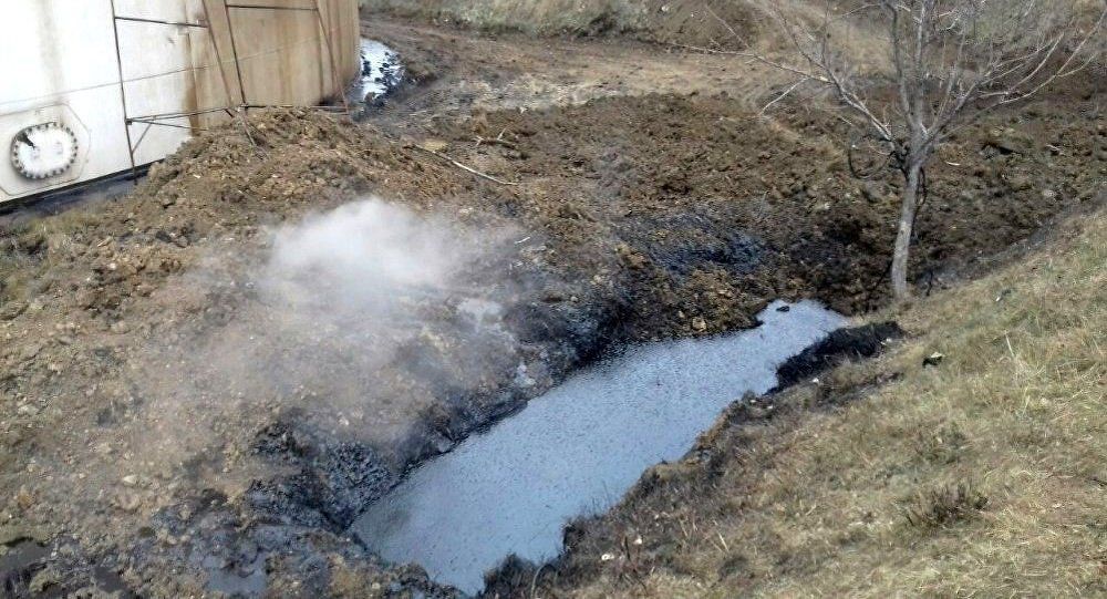 На месте происшествия он обнаружил вырытую яму.