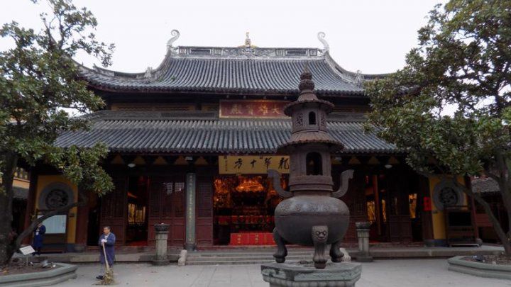 Schimbare în China: Un templu budist de 2.000 de tone, deplasat