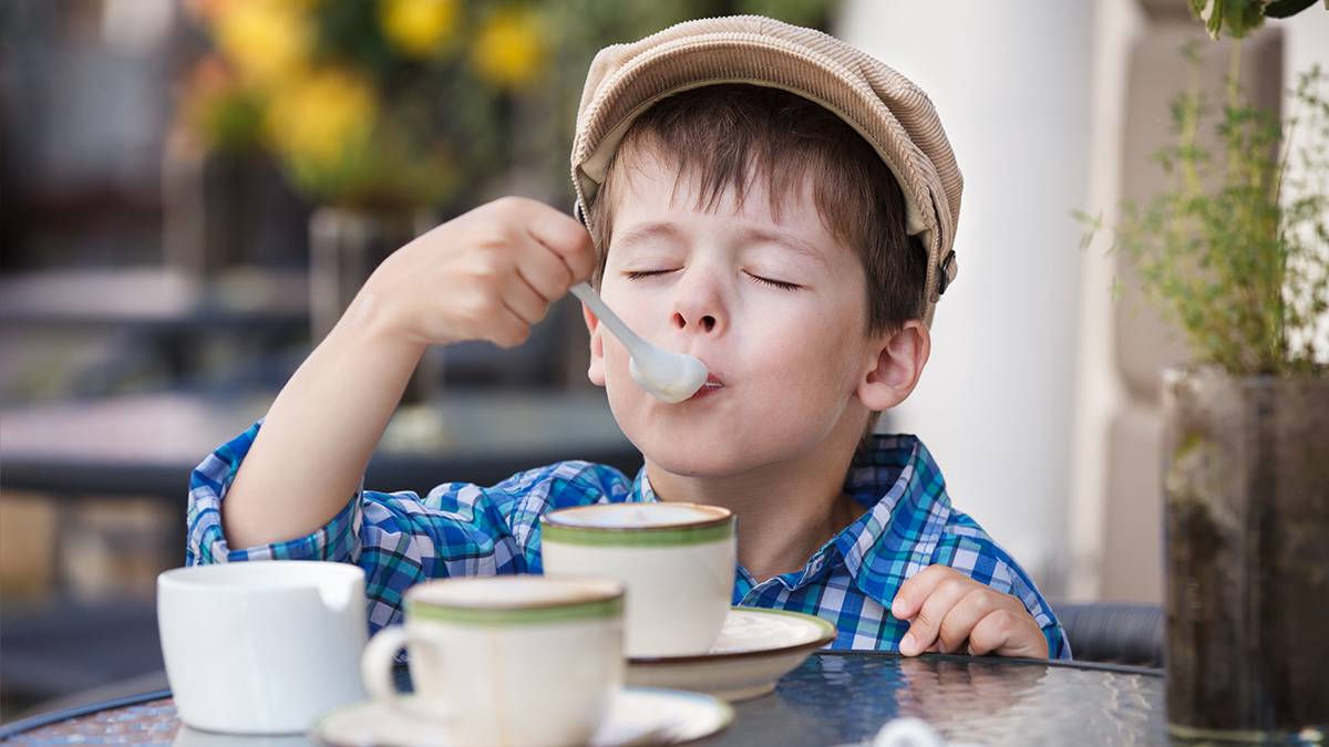 Mitul popular despre efectele cafelei asupra copiilor a fost demontat.