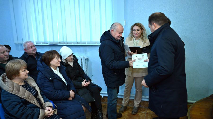 Чебан вручил дипломы сотрудникам Autosalubritate: 40 лет проработали на предприятии.