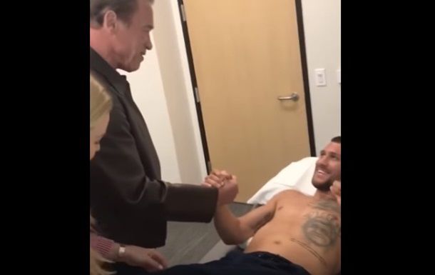Шварценеггер навестил Ломаченко в больнице.