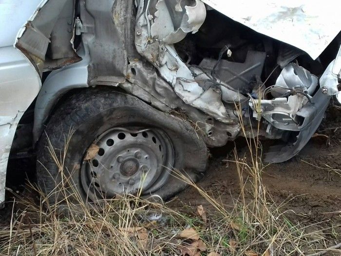 Impact violent: O furgonetă a intrat într-un copac pe traseul Chișinău-Hâncești. Foto: unimedia.info