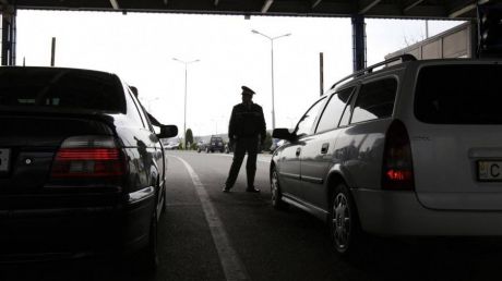 Vehiculele pe care le conduceau aveau asigurări de tip "Carte Verde" false. Foto: libertatea.ro