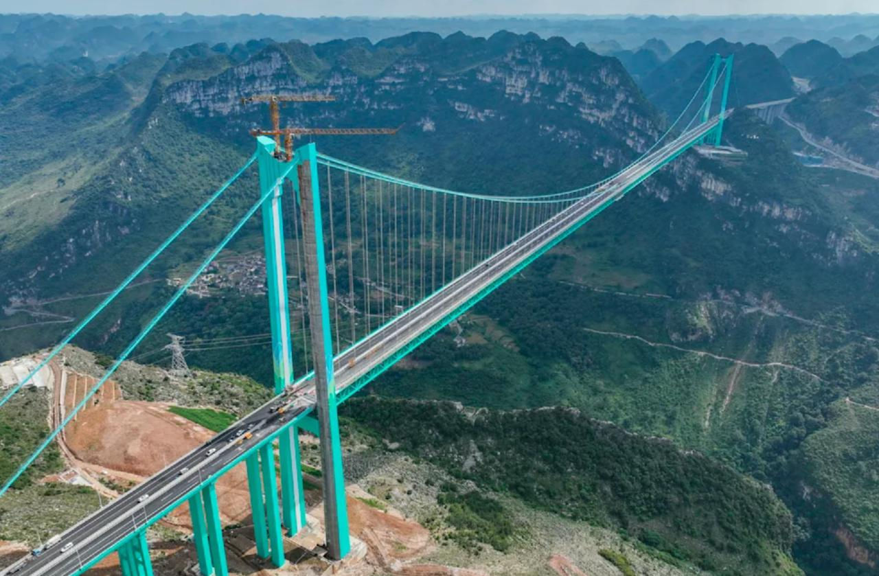 Construcția celui mai înalt pod din lume, finalizată în China.
