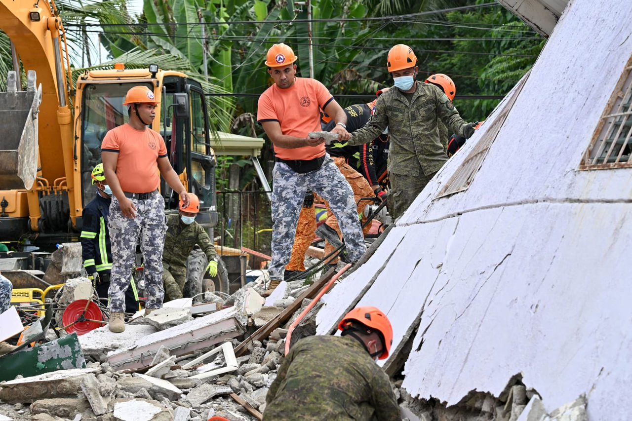 На Филиппинах объявлена угроза цунами после землетрясения магнитудой 7,4.